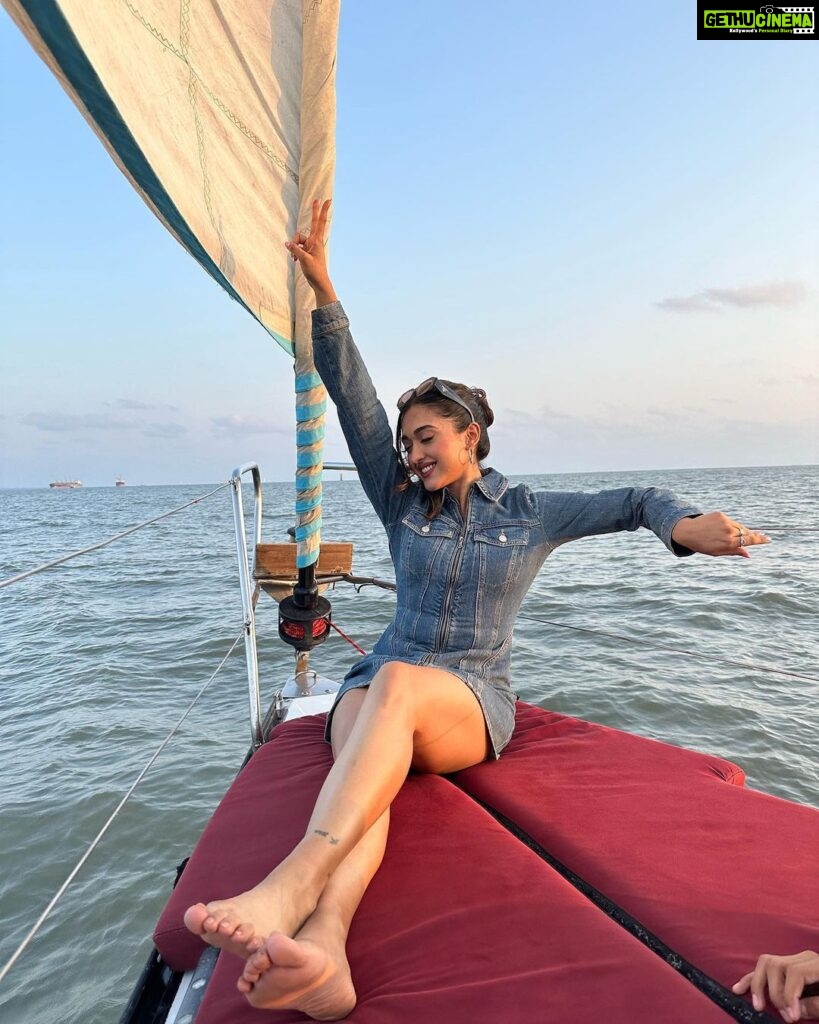 Gayatri Bhardwaj Instagram - Whatever floats your boat 💁🏻‍♀️ 📷: @ritviksahore thanks for the photoooos✨ Nariman Point