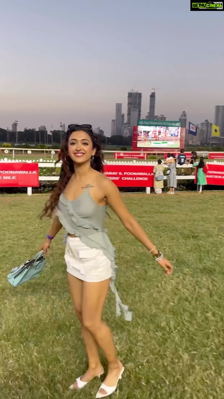 Gayatri Bhardwaj Instagram - Carlsberg presents The Big Turf Carnival was such a hit with such fun festive vibe. There were so many activities to do from traditional evening race, homegrown foods, beverages, a flea market, and a lot of games to indulge in. Thank you @CarlsbergIndia for giving me this experience. Disclaimer: Drink responsibly, this content is for 21 years and above #ProbablyTheSmoothest #CarlsbergSmooth #CarlsbergElephant #CarlsbergTheBigTurfCarnival ‎Music:Hands High‎ ‎Musician:LiQWYD‎ ‎URL:http://www.soundcloud.com/liqwyd‎ Mahalaxmi Race Course