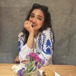 Gayatri Bhardwaj Instagram - Swipe right to see my favourite guilty pleasure 🤓 Ps- @thevillageshop has an extensive healthy menu. Their hot chocolate and cookies🤌🏽 #notanad Mumbai, Maharashtra