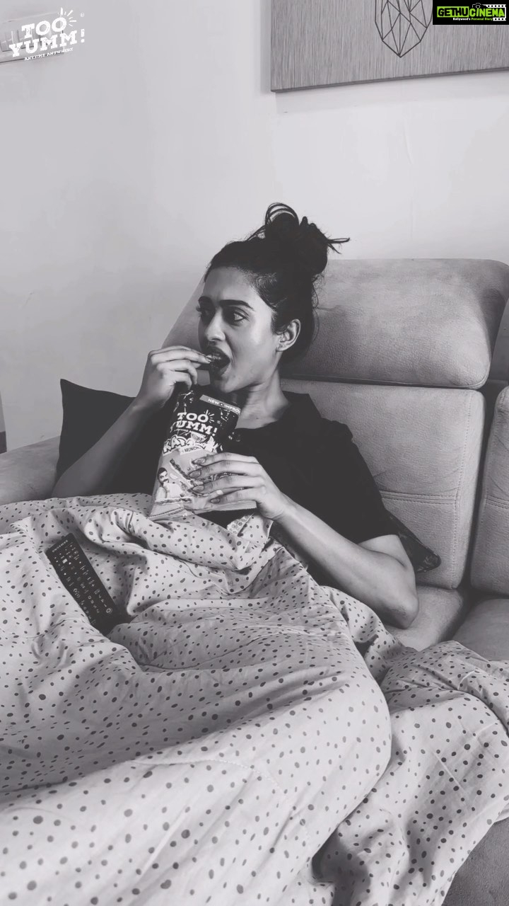 Gayatri Bhardwaj Instagram - Time to unleash your karara spirit with the karare beats challenge!π₯ To win a signed bat by Virat Kohli and other exciting vouchers, participate now and upload a reel using this filter tagging @tooyumm and use the hashtag #kararebeatschallenge #TooYumm #KarareBeatsChallenge #ContestAlert #Collab