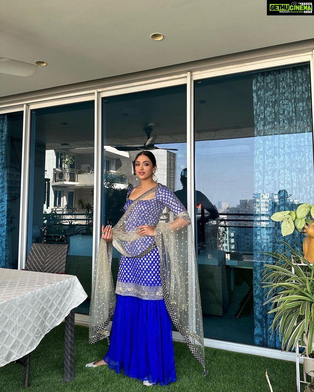 Gayatri Bhardwaj Instagram - Turned mom’s saree into this fit💙😌 India