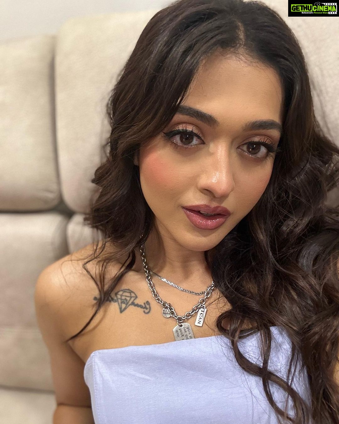 Gayatri Bhardwaj Instagram - Loved my makeup here, so🤭 Happy Saturday!💕 Mumbai, Maharashtra