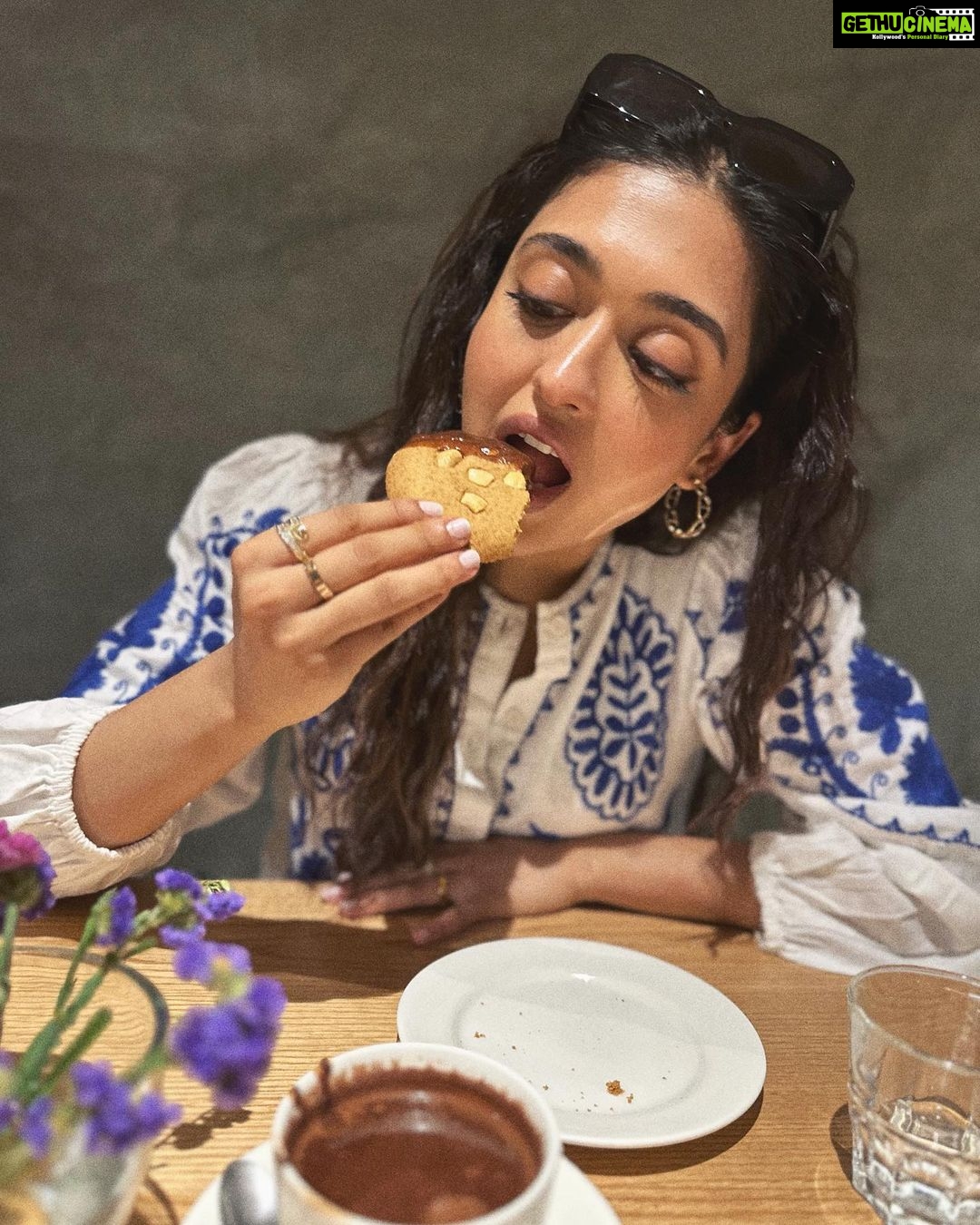 Gayatri Bhardwaj Instagram - Swipe right to see my favourite guilty pleasure 🤓 Ps- @thevillageshop has an extensive healthy menu. Their hot chocolate and cookies🤌🏽 #notanad Mumbai, Maharashtra