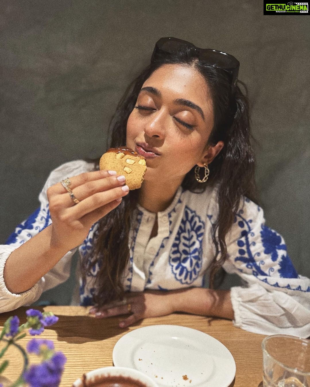 Gayatri Bhardwaj Instagram - Swipe right to see my favourite guilty pleasure 🤓 Ps- @thevillageshop has an extensive healthy menu. Their hot chocolate and cookies🤌🏽 #notanad Mumbai, Maharashtra