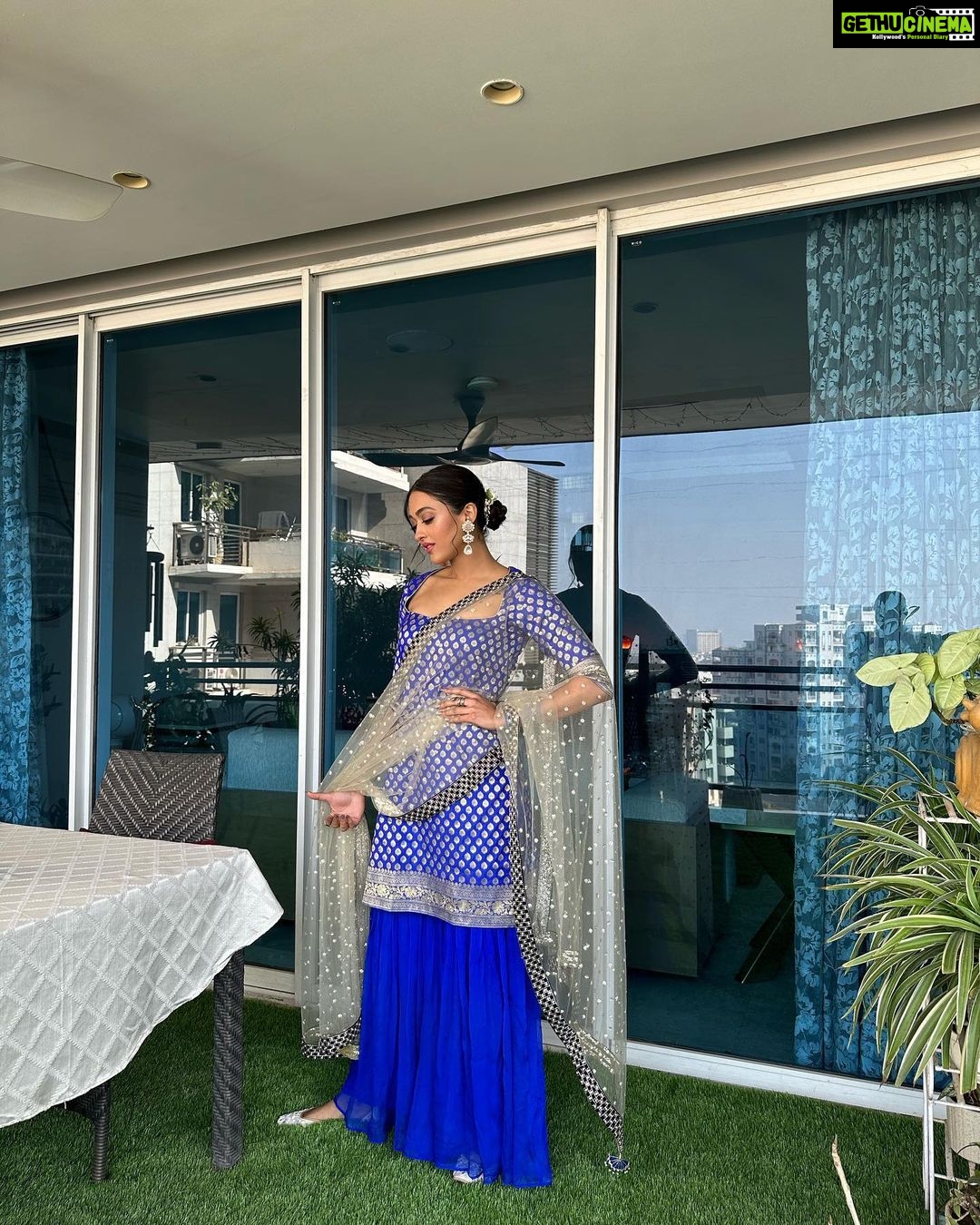 Gayatri Bhardwaj Instagram - Turned mom’s saree into this fit💙😌 India