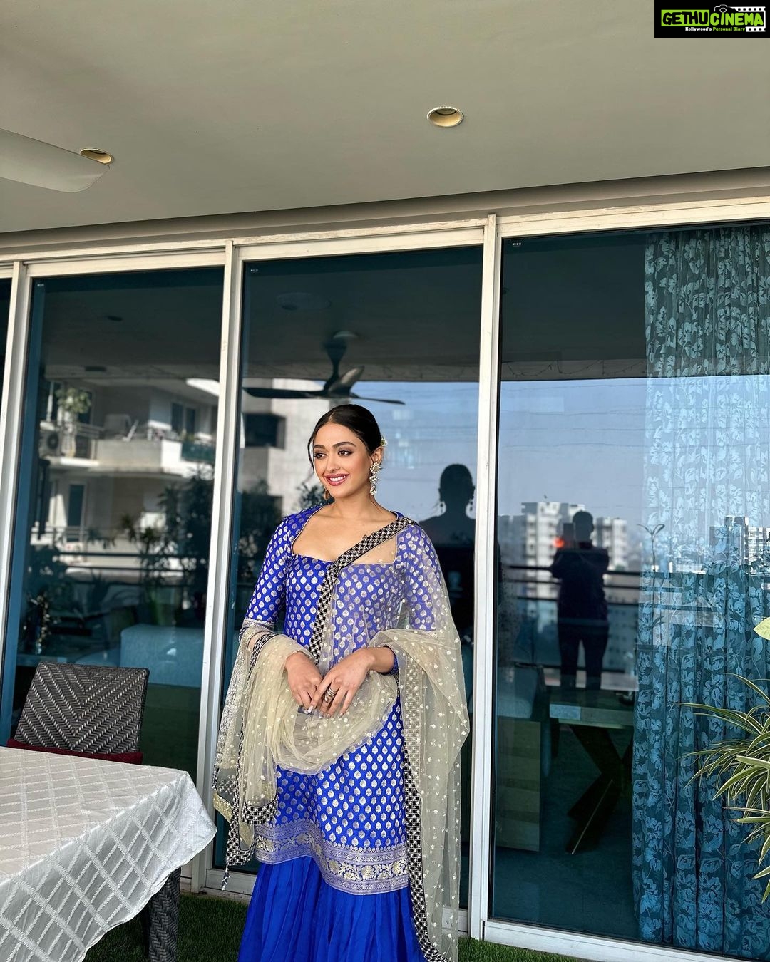 Gayatri Bhardwaj Instagram - Turned mom’s saree into this fit💙😌 India