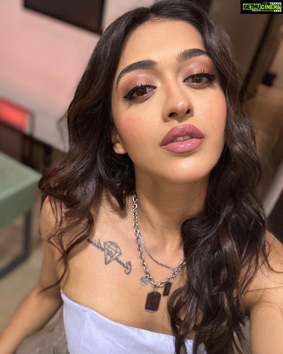 Gayatri Bhardwaj Instagram - Loved my makeup here, so🤭 Happy Saturday!💕 Mumbai, Maharashtra