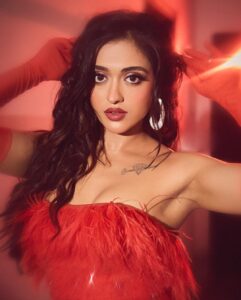 Gayatri Bhardwaj Instagram - For the success party of @amazonminitv @bbcstudiosindia Highway Love🧡

📸: @gohil_jeet ✨
Thank you for the gorgeous outfit @worldofasra 
Styling by the lovely @styled_bytan 
Jewellery by @angelzbypreetibedi 
Hair by @sundarampandey 
Makeup by yours truly
@timestalent @reema_rathod @rishubartaria