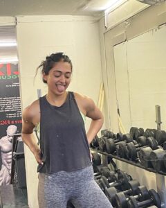 Gayatri Bhardwaj Instagram - Yes, I look like a crazy person in the gym hungry for gains 👻🤭 #week3 with @coach_akshay kicking my ass on the daily 🫠
