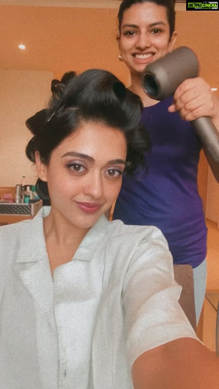 Gayatri Bhardwaj Instagram - If only it was that easy👻✨ Thank you @colorkaari for dolling me up 💕
