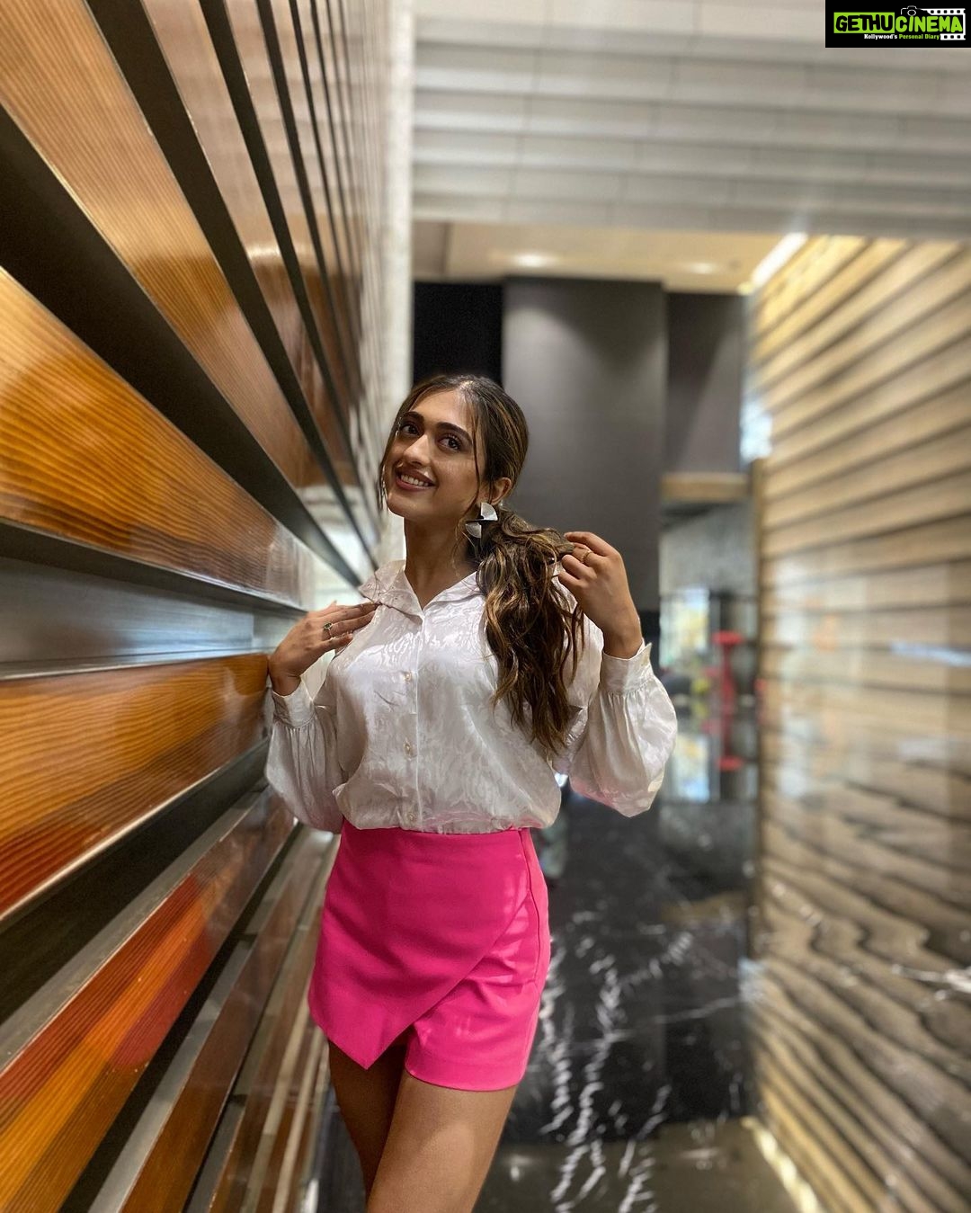 Gayatri Bhardwaj Instagram - It was Radio day!😌 #ittusibaat promotions day2 . . . . Styling- @___laveena Muah- @shivani.shettyehmua Mumbai, Maharashtra