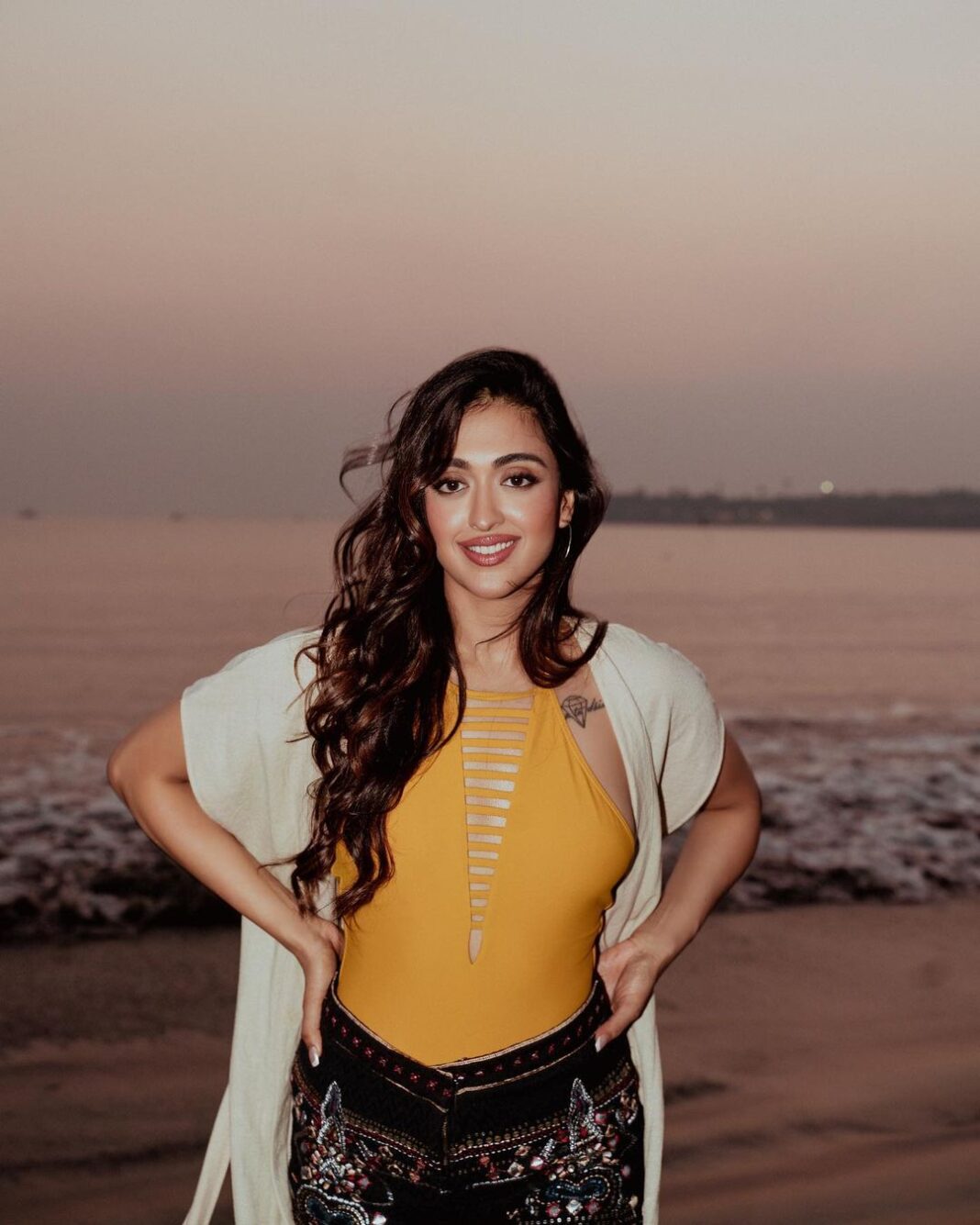 Gayatri Bhardwaj Instagram - Something about sunsets and beaches..🧡 📸 @haranish.hrf Mumbai, Maharashtra
