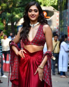 Gayatri Bhardwaj Instagram - Team #TigerNageswaraRao at @indiasgottalentofficial ✨
Had the best time everrrr!❤️

Outfit - @labelnityabajaj @nitya_bbirla
Neckpiece : @rubans.in
 Rings and kada : @kushalsfashionjewellery

Styled by- @juhi.ali
Makeup and hair @shivani.shettyehmua 
@timestalent @reema_rathod @rishubartaria