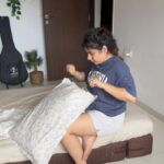 Geetika Mehandru Instagram - Behind the smiles are miles of missing, and beneath the independence lies the weight of distance. @geetikamehandru #livingalone #homesick #reelkarofeelkaro #trending सपनों का शहर मुंबई