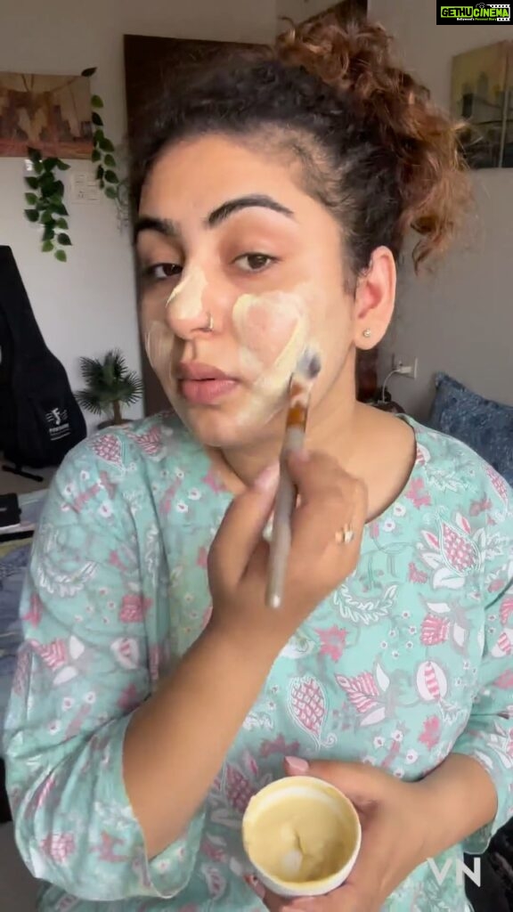 Geetika Mehandru Instagram - The first step in my skincare routine is using a homemade mask to scrub my face. Here’s what I use: Ingredients: - 1 spoon of curd - 1 spoon of besan (gram flour) - A pinch of turmeric Here’s why I use these ingredients: Besan: It helps remove tan, excess oil, and facial hair while promoting skin lightening. Curd: It naturally exfoliates the skin, acts as a natural hydrator, and enhances skin elasticity. Turmeric: With its anti-inflammatory properties, turmeric helps with acne and fights signs of aging. This combination effectively removes tan, combats aging, boosts skin elasticity , and keeps the skin hydrated. Stay tuned for the next step in my routine! 💁‍♀️ #SkincareRoutine #healthyskin #naturalingredients #geetikamehandru #reelitfeelit #reelkarofeelkaro Mumbai - मुंबई
