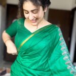 Geetika Mehandru Instagram – Wrapped in elegance, draped in memories. Wearing my mom’s saree, a piece of her love story.

 #MomSareeMemories 🌸💖

@geetikamehandru 

#geetikamehandru #saree #reelkarofeelkaro सपनों का शहर मुंबई