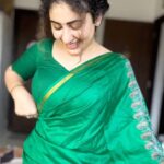 Geetika Mehandru Instagram - Wrapped in elegance, draped in memories. Wearing my mom’s saree, a piece of her love story. #MomSareeMemories 🌸💖 @geetikamehandru #geetikamehandru #saree #reelkarofeelkaro सपनों का शहर मुंबई