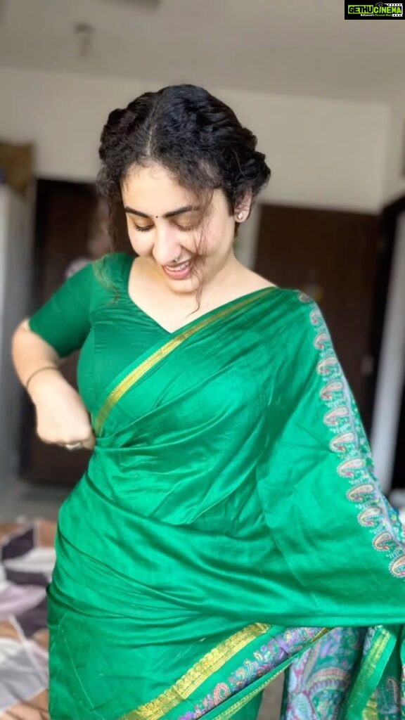 Geetika Mehandru Instagram - Wrapped in elegance, draped in memories. Wearing my mom’s saree, a piece of her love story. #MomSareeMemories 🌸💖 @geetikamehandru #geetikamehandru #saree #reelkarofeelkaro सपनों का शहर मुंबई