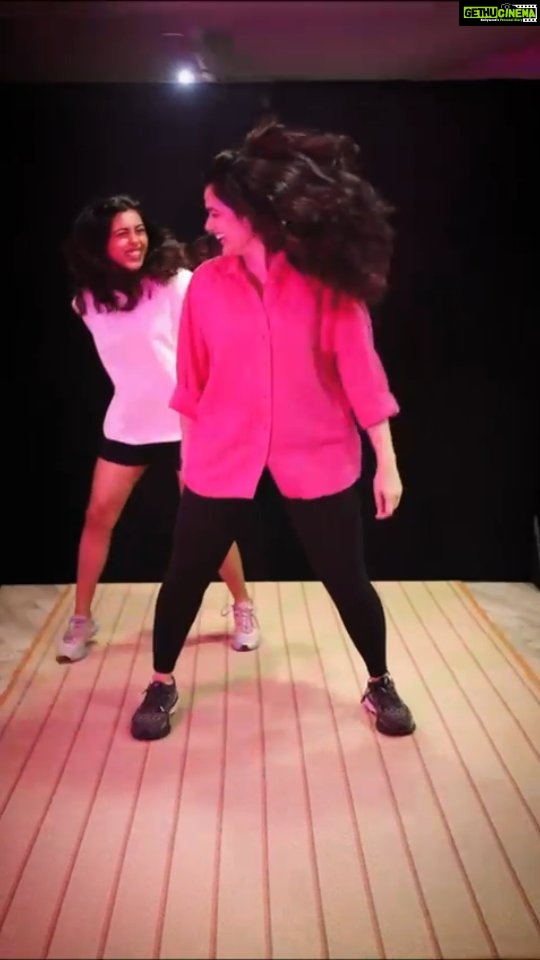 Girija Oak Instagram - Feeling much alive with ma Zinda Bandi for lyfe✌🏼 @sakheeg ♥️ #ZindaBanda #jawan @redchilliesent @iamsrk Video and lightning fast edit by @kyameraofficial @santushtimahadeo @sumit_bodhare my saviours 🥺 Hidden talent pro max @ishreyaskeskar 🤘🏼 Space courtesy @turtlestudio71 😊