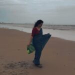 Girija Oak Instagram - The sea, the saree and me! #allmyfavoritethings #nationalhandloomday2023 P.S. do not miss my gum boots 😊