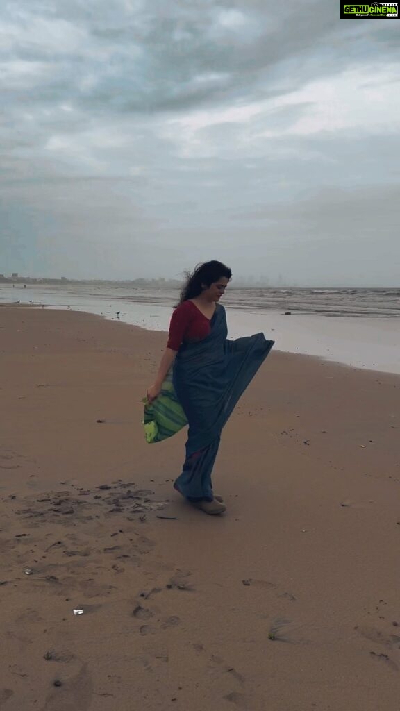 Girija Oak Instagram - The sea, the saree and me! #allmyfavoritethings #nationalhandloomday2023 P.S. do not miss my gum boots 😊