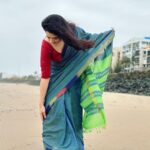 Girija Oak Instagram - मैंने जो पूछा रंग साड़ी का वो बोली धनक जैसा 🌈 Wearing this beautiful yarn dyed, handwoven cotton saree with a specially woven rainbow border to celebrate the National Handloom day. This saree is from Vasundhara, @vasundharacom a beautiful little boutique in Pune where you will find gorgeous handmade sarees and fabrics. They are lovely people and also do a fine job of stitching clothes too :) Fabrics woven with hand are pieces of art and the artists that weave the magic are just about surviving because of limited resources, unpredictable rains and diminishing markets. Let’s celebrate them today and everyday! Today let’s pledge to shop responsibly and wear our handmade garments with love and pride!