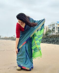 Girija Oak Instagram - मैंने जो पूछा रंग साड़ी का
वो बोली धनक जैसा 
🌈
Wearing this beautiful yarn dyed, handwoven cotton saree with a specially woven rainbow border to celebrate the National Handloom day.

This saree is from Vasundhara, @vasundharacom a beautiful little boutique in Pune where you will find gorgeous handmade sarees and fabrics. They are lovely people and also do a fine job of stitching clothes too :)

Fabrics woven with hand are pieces of art and the artists that weave the magic are just about surviving because of limited resources, unpredictable rains and diminishing markets. 

Let’s celebrate them today and everyday! Today let’s pledge to shop responsibly and wear our handmade garments with love and pride!
