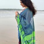 Girija Oak Instagram - मैंने जो पूछा रंग साड़ी का वो बोली धनक जैसा 🌈 Wearing this beautiful yarn dyed, handwoven cotton saree with a specially woven rainbow border to celebrate the National Handloom day. This saree is from Vasundhara, @vasundharacom a beautiful little boutique in Pune where you will find gorgeous handmade sarees and fabrics. They are lovely people and also do a fine job of stitching clothes too :) Fabrics woven with hand are pieces of art and the artists that weave the magic are just about surviving because of limited resources, unpredictable rains and diminishing markets. Let’s celebrate them today and everyday! Today let’s pledge to shop responsibly and wear our handmade garments with love and pride!