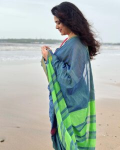Girija Oak Instagram - मैंने जो पूछा रंग साड़ी का
वो बोली धनक जैसा 
🌈
Wearing this beautiful yarn dyed, handwoven cotton saree with a specially woven rainbow border to celebrate the National Handloom day.

This saree is from Vasundhara, @vasundharacom a beautiful little boutique in Pune where you will find gorgeous handmade sarees and fabrics. They are lovely people and also do a fine job of stitching clothes too :)

Fabrics woven with hand are pieces of art and the artists that weave the magic are just about surviving because of limited resources, unpredictable rains and diminishing markets. 

Let’s celebrate them today and everyday! Today let’s pledge to shop responsibly and wear our handmade garments with love and pride!
