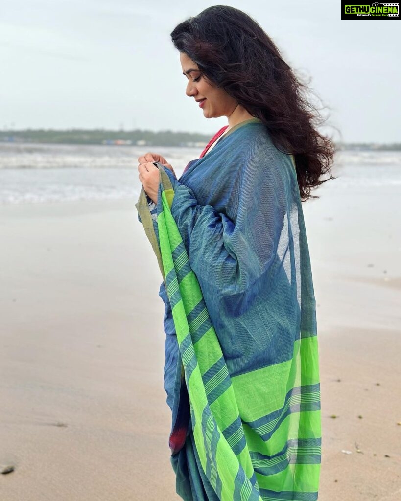 Girija Oak Instagram - मैंने जो पूछा रंग साड़ी का वो बोली धनक जैसा 🌈 Wearing this beautiful yarn dyed, handwoven cotton saree with a specially woven rainbow border to celebrate the National Handloom day. This saree is from Vasundhara, @vasundharacom a beautiful little boutique in Pune where you will find gorgeous handmade sarees and fabrics. They are lovely people and also do a fine job of stitching clothes too :) Fabrics woven with hand are pieces of art and the artists that weave the magic are just about surviving because of limited resources, unpredictable rains and diminishing markets. Let’s celebrate them today and everyday! Today let’s pledge to shop responsibly and wear our handmade garments with love and pride!