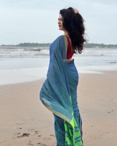 Girija Oak Instagram - मैंने जो पूछा रंग साड़ी का वो बोली धनक जैसा 🌈 Wearing this beautiful yarn dyed, handwoven cotton saree with a specially woven rainbow border to celebrate the National Handloom day. This saree is from Vasundhara, @vasundharacom a beautiful little boutique in Pune where you will find gorgeous handmade sarees and fabrics. They are lovely people and also do a fine job of stitching clothes too :) Fabrics woven with hand are pieces of art and the artists that weave the magic are just about surviving because of limited resources, unpredictable rains and diminishing markets. Let’s celebrate them today and everyday! Today let’s pledge to shop responsibly and wear our handmade garments with love and pride!