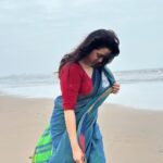 Girija Oak Instagram - मैंने जो पूछा रंग साड़ी का वो बोली धनक जैसा 🌈 Wearing this beautiful yarn dyed, handwoven cotton saree with a specially woven rainbow border to celebrate the National Handloom day. This saree is from Vasundhara, @vasundharacom a beautiful little boutique in Pune where you will find gorgeous handmade sarees and fabrics. They are lovely people and also do a fine job of stitching clothes too :) Fabrics woven with hand are pieces of art and the artists that weave the magic are just about surviving because of limited resources, unpredictable rains and diminishing markets. Let’s celebrate them today and everyday! Today let’s pledge to shop responsibly and wear our handmade garments with love and pride!