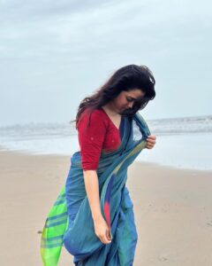 Girija Oak Instagram - मैंने जो पूछा रंग साड़ी का
वो बोली धनक जैसा 
🌈
Wearing this beautiful yarn dyed, handwoven cotton saree with a specially woven rainbow border to celebrate the National Handloom day.

This saree is from Vasundhara, @vasundharacom a beautiful little boutique in Pune where you will find gorgeous handmade sarees and fabrics. They are lovely people and also do a fine job of stitching clothes too :)

Fabrics woven with hand are pieces of art and the artists that weave the magic are just about surviving because of limited resources, unpredictable rains and diminishing markets. 

Let’s celebrate them today and everyday! Today let’s pledge to shop responsibly and wear our handmade garments with love and pride!