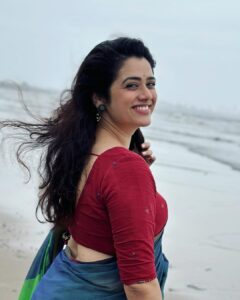 Girija Oak Instagram - मैंने जो पूछा रंग साड़ी का
वो बोली धनक जैसा 
🌈
Wearing this beautiful yarn dyed, handwoven cotton saree with a specially woven rainbow border to celebrate the National Handloom day.

This saree is from Vasundhara, @vasundharacom a beautiful little boutique in Pune where you will find gorgeous handmade sarees and fabrics. They are lovely people and also do a fine job of stitching clothes too :)

Fabrics woven with hand are pieces of art and the artists that weave the magic are just about surviving because of limited resources, unpredictable rains and diminishing markets. 

Let’s celebrate them today and everyday! Today let’s pledge to shop responsibly and wear our handmade garments with love and pride!