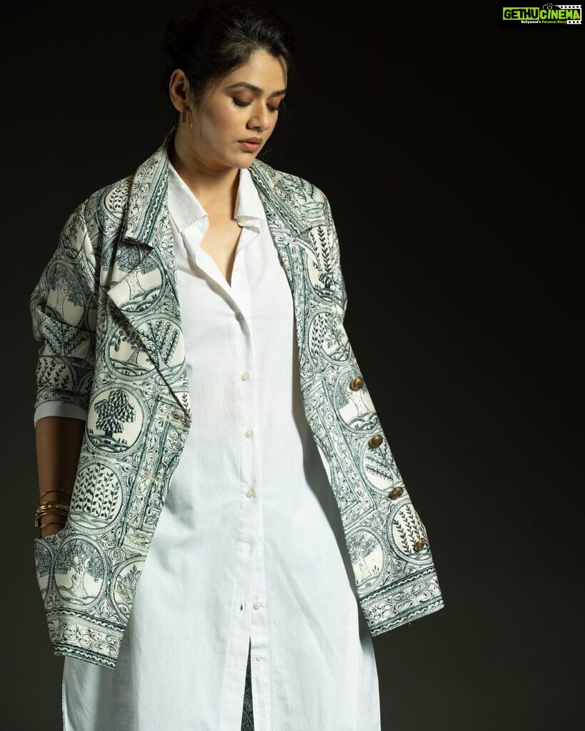Girija Oak Instagram - Throwback to Jawan promotions 🤍 Also how gorgeous is this jacket by @aartivijaygupta Styled by @nehachaudhary_ Photography @shailendra_pardeshi Make up @thevinodsarode ♥️ Hair @phuge_sonali Managed by @santushtimahadeo @sumit_bodhare @ishreyaskeskar of @brewbackersmedia