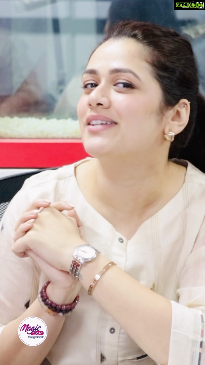 Girija Oak Instagram - आक्खा वीक She is Here on @magicfmmumbai Did You Hear ? . @girijaoakgodbole @rjakkiiredfm on #MagicKatta #KattyawarGappa आधी #JAWAN आता #THEVACCINEWAR She’s gone too far ;) Movie in cinema now, do watch and all the कट्ट्यावर गप्पा tune in 9-12 Magic katta only on Magic 106.4fm #fakttujhyasaathi #magicfmmumbai #rjakkiiredfm #mumbai ☘️ Magic 106.4 FM Mumbai