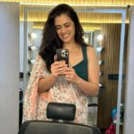 Girija Oak Instagram - It was my Grandmother’s birthday yesterday. We lost her two years ago. She would wear the softest cotton sarees at home. She always chose really beautiful colours too. I have kept a few of them with me to wear every once in a while. It feels like she is giving me a hug 🤍 This one is a special saree from my #100sareepact which has been going on forevaaah! I promise to take pictures of all the sarees I own and wear and finish the pact. For now, saree no. 77 Also this monkey of mine agreed to take a few pictures 🙄 Yes, we are that age already. Refusing to pose for pictures 🤷🏻‍♀️