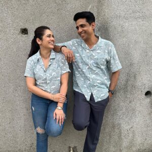 Girija Oak Instagram - Fake candid. Real pyaar 🤍
Gulshan the great and I twinning in @thefreshlimesoda shirts 🌊