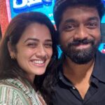 Girija Oak Instagram - *Long post alert* To write down the experience of watching this film in a few words wouldn’t be difficult, it would be impossible. There was a roller coaster of emotions even before the film started. Ashish (Bendya as we like to fondly call him) is someone I have known for close to 14 years. I have witnessed his journey in the industry and outside of it too. So this film (his first film) is very very special and it deserves all the love it is getting. ‘Atmapamphlet’ has been screened at some very prestigious international festivals and now it is coming to the theatres tomorrow that is the 6th of October! Yay!! About the film now… this film is an experience you didn’t know you needed. From the mad mad writing by Paresh Mokashi to cinematography, from the brilliant casting by @rohanmapuskar to the performances, everything is simply amazing! This film talks about some very important things and it doesn’t get preachy or overbearing at any point. This film makes you look at everything through a beautiful lens. You will laugh, smile, laugh some more and take home a very very special feeling. One can only imagine how difficult it must be to make kids perform. Ashish has extracted some phenomenal performances from the entire cast (which mainly comprises of kids and young adults). It is a beautiful story brilliantly told and you can not miss this one. Please please please go to the theatres and watch this absolutely heartwarming film. So much love @ashishbende 🤍 I am so so so proud of you!