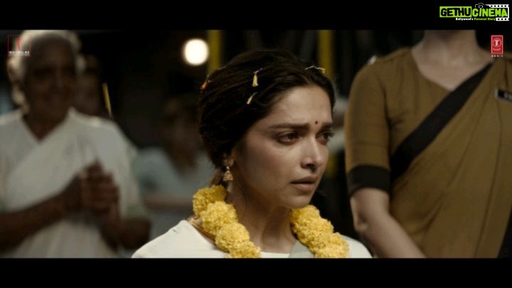 Girija Oak Instagram - Apne ya begaane, sabka hi pyara hai wo! ❤ #AararaariRaaro (Hindi), #AararaariRaaro (Tamil), #NallaaniCheekatilo (Telugu) Video Out Now! https://linktr.ee/AararaariRaaro Book your tickets now to watch #Jawan in cinemas - in Hindi, Tamil & Telugu.