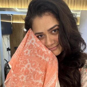 Girija Oak Instagram - It was my Grandmother’s birthday yesterday. We lost her two years ago. 
She would wear the softest cotton sarees at home. She always chose really beautiful colours too. I have kept a few of them with me to wear every once in a while. It feels like she is giving me a hug 🤍

This one is a special saree from my #100sareepact which has been going on forevaaah! I promise to take pictures of all the sarees I own and wear and finish the pact. For now, saree no. 77

Also this monkey of mine agreed to take a few pictures 🙄
Yes, we are that age already. Refusing to pose for pictures 🤷🏻‍♀️