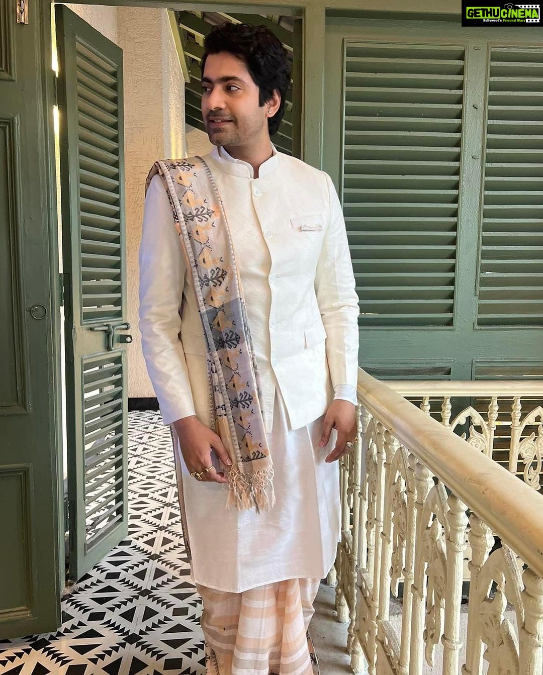 Gourab Roy Choudhary Instagram - World handloom day celebration with @calcuttatimes ❤️ @rabhisek ❤️ Thank you Chandrima PalRuman Ganguly Different styles of drapping a saree - Saree - Biswa Bangla - where the world meets Bengal Outfit - @bohurupi_santiniketan Makeup&hair - @abhijith_chanda Jewllery- @jalsaghar_calcutta @iman_chakraborty @swastika023 anindya @nilanjan @darshanabanik
