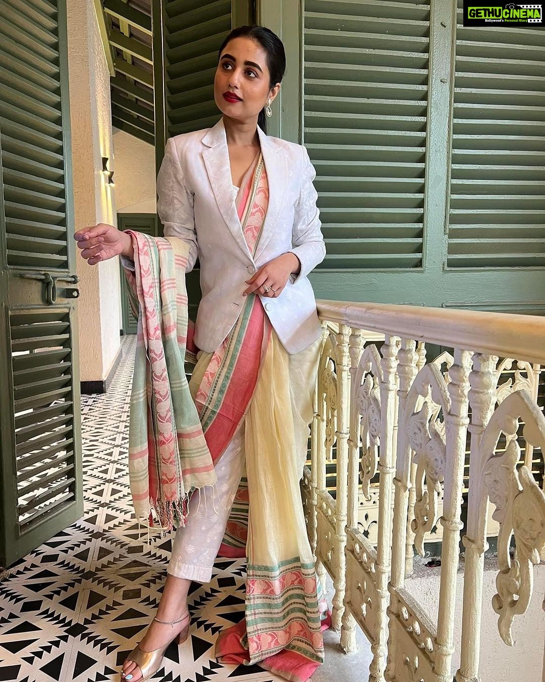 Gourab Roy Choudhary Instagram - World handloom day celebration with @calcuttatimes ❤️ @rabhisek ❤️ Thank you Chandrima PalRuman Ganguly Different styles of drapping a saree - Saree - Biswa Bangla - where the world meets Bengal Outfit - @bohurupi_santiniketan Makeup&hair - @abhijith_chanda Jewllery- @jalsaghar_calcutta @iman_chakraborty @swastika023 anindya @nilanjan @darshanabanik