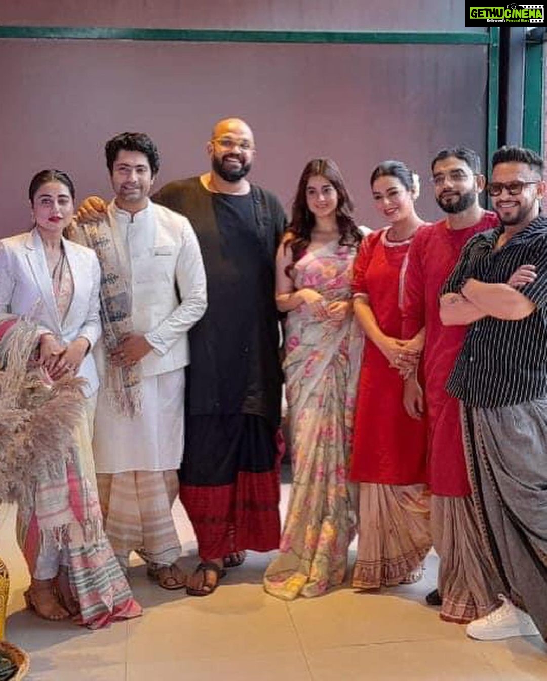 Gourab Roy Choudhary Instagram - World handloom day celebration with @calcuttatimes ❤️ @rabhisek ❤️ Thank you Chandrima PalRuman Ganguly Different styles of drapping a saree - Saree - Biswa Bangla - where the world meets Bengal Outfit - @bohurupi_santiniketan Makeup&hair - @abhijith_chanda Jewllery- @jalsaghar_calcutta @iman_chakraborty @swastika023 anindya @nilanjan @darshanabanik