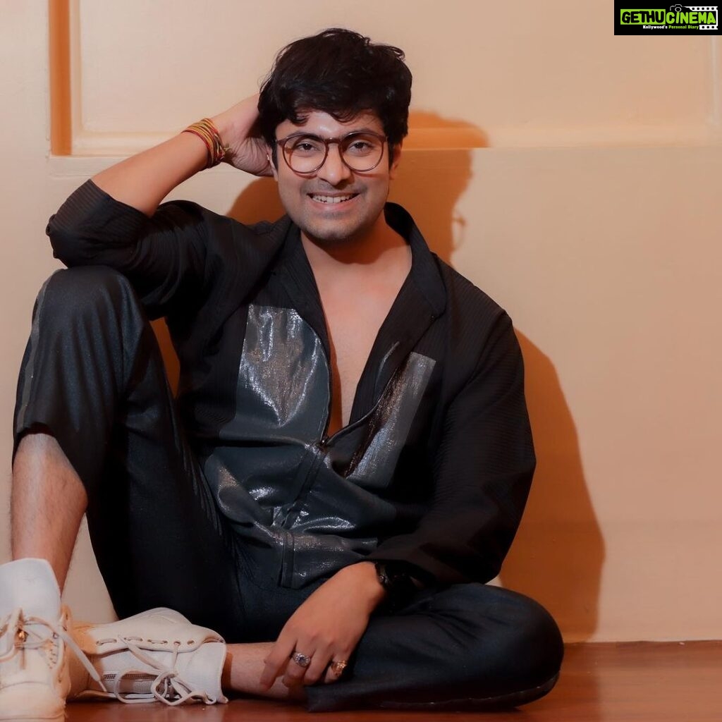 Gourab Roy Choudhary Instagram - Goggles are like life's funniest philosopher: They blur what you don't need to focus on, enhance what matters, and make you look like a surprised owl in the process.. Wardrobe @soumodeepduttalabel 📸TEAM WISEDUCK