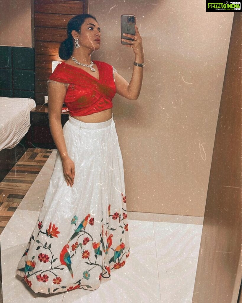 Hari Teja Instagram - The key for being happy is knowing that u hav the power to choose what to accept And what to let go….♥️♥️ #allaboutlastnight #showtime #guntur ♥️ Thank u @adrijabysonicareddy for this beautiful outfit ♥️ jewellery: @sreepassion ♥️