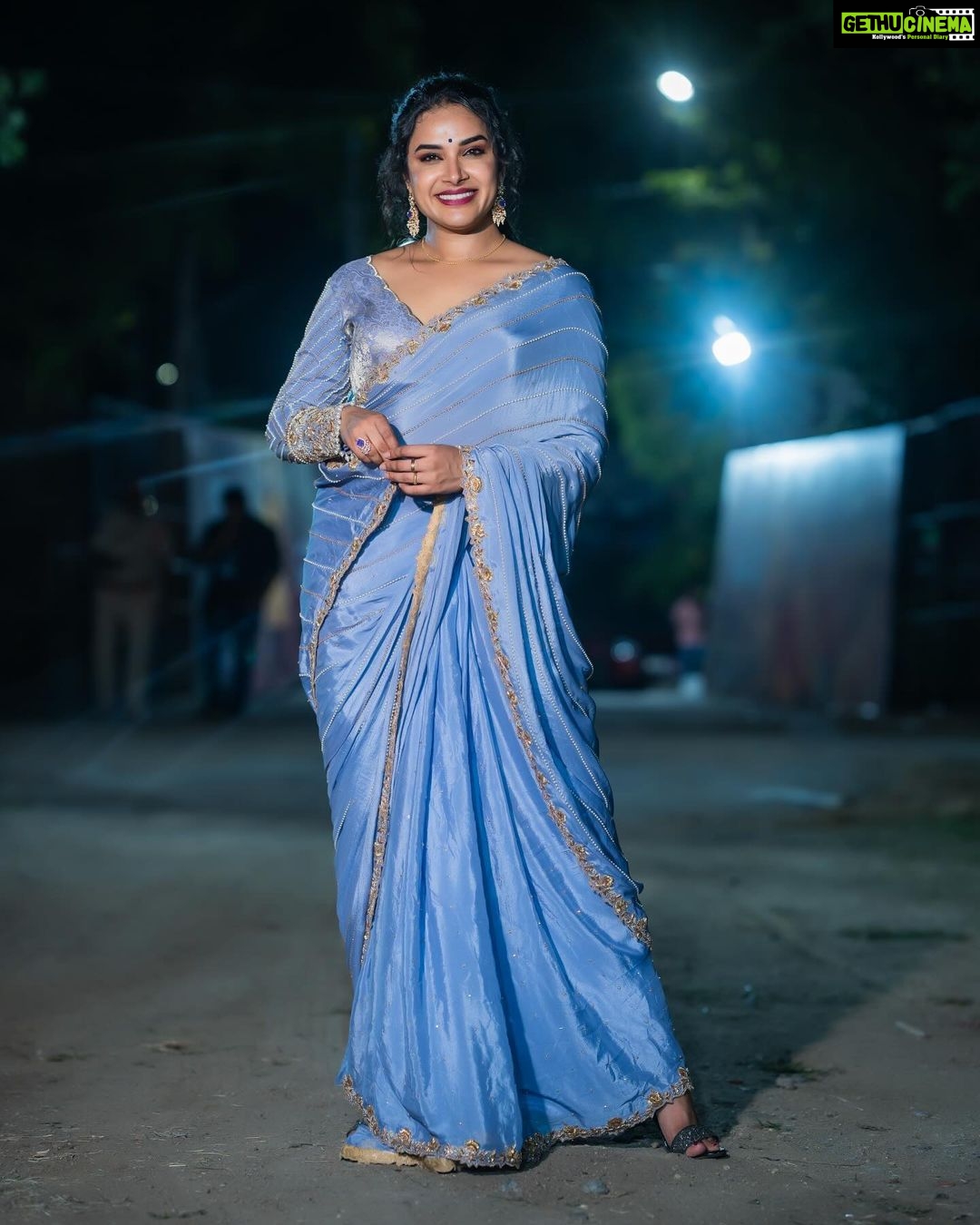 Hari Teja Instagram - Coco Cola pepsiiii balayyya babu sexy ……😎😎 From the trailer launch event of Bhagavanth kesari …🔥💥 Wearing: @aaliyadeeba_official 💜 styled by @impriyankasahajananda ❤️ Accessories : @kushalsfashionjewellery PC: @relivevisuals @whoisindrasena #styledbypriyankasahajananda 🥰