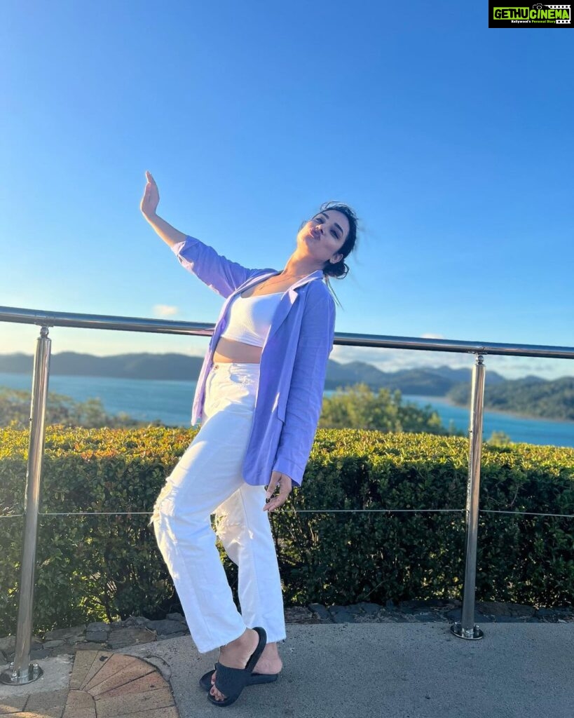 Hari Teja Instagram - If someone treats you like an option help them to narrow their choices by removing yourself from their equation.. simple! 😊 #goodvibes #love #peace #happiness #sunsets ❤️ Hamilton Island