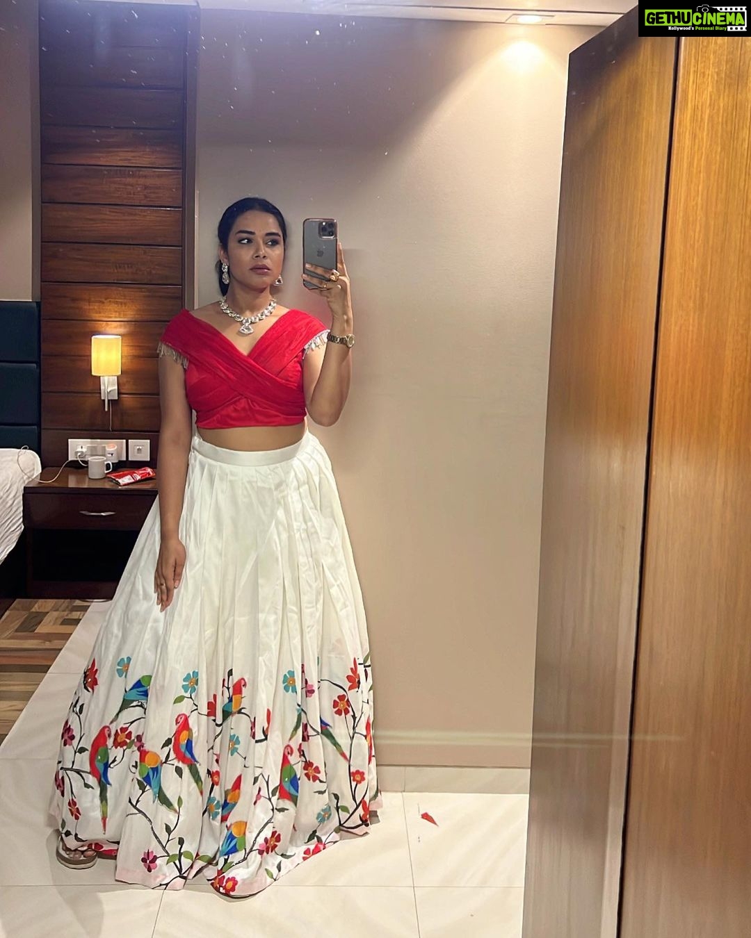 Hari Teja Instagram - The key for being happy is knowing that u hav the power to choose what to accept And what to let go….♥️♥️ #allaboutlastnight #showtime #guntur ♥️ Thank u @adrijabysonicareddy for this beautiful outfit ♥️ jewellery: @sreepassion ♥️
