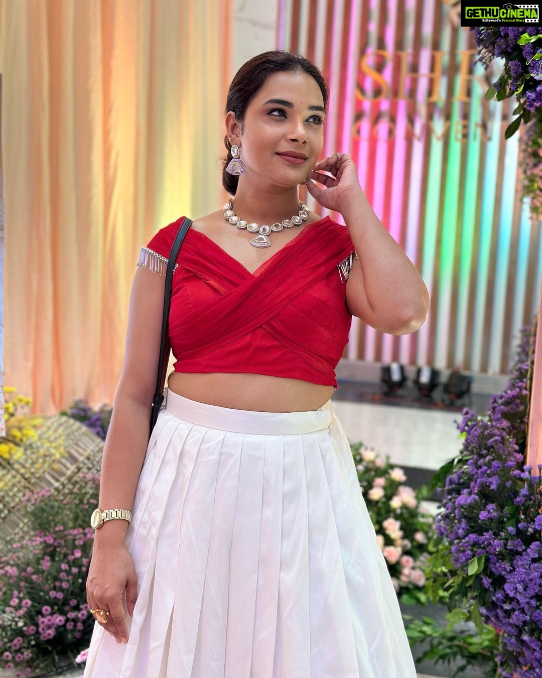 Hari Teja Instagram - The key for being happy is knowing that u hav the power to choose what to accept And what to let go….♥️♥️ #allaboutlastnight #showtime #guntur ♥️ Thank u @adrijabysonicareddy for this beautiful outfit ♥️ jewellery: @sreepassion ♥️